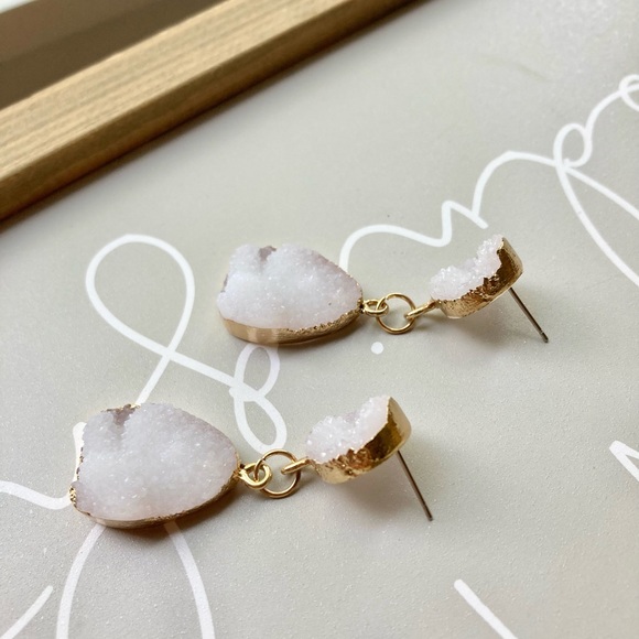 White and Gold Irregular Cluster Resin Earrings - Picture 6 of 6